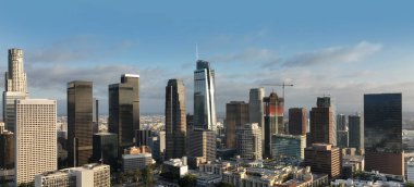 Los Angeles, California 'nın modern şehir manzarası. Los Angeles 'ın insansız hava aracı görüntüsü. Los Angeles şehir merkezinin panoramik fotoğrafı. Gökdelenleri olan Los Angeles finans bölgesi. Los Angeles şehrinin hava manzarası