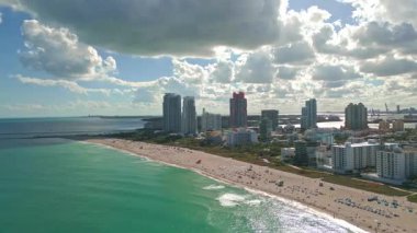 Miami 'nin siluetinin insansız hava aracı görüntüsü. Miami sahili hava manzaralı. Güney Sahili, Miami Sahili. Miami Beach, Florida 'daki South Pointe Parkı' nda hava manzarası. Florida 'da Amerikan turizmi