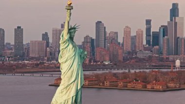 New York 'un üzerindeki Özgürlük Heykeli. New York şehri manzarası. New York 'la panoramik siluet. New York Şehri ve Özgürlük Heykeli 'nin silüeti. NYC silueti olan Amerikan simgesi