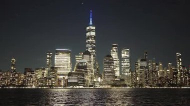 Geceleri New York 'ta. New York alacakaranlığı. Manhattan New York binaları gökdeleni. New York 'un ünlü binası. New York Şehri Skyline. New York 'ta Manhattan manzarası. New York 'ta günbatımı. New York şehri suya yansıdı