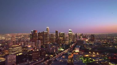 Los Angeles şehir merkezi ışıkları. Şehir ışıklarıyla Los Angeles silueti. Geceleri Los Angeles gökdelenleri. İHA 'dan Los Angeles' a gece manzarası. LA gecesi şehir manzarası videosu. Los Angeles şehir ışıkları