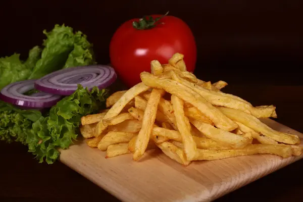 Potatischips och grönsaker — Stockfoto