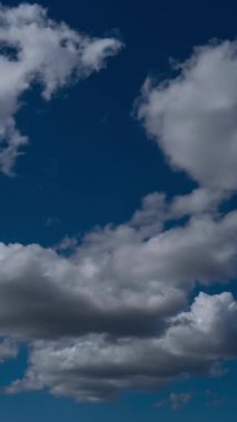 Güneşli bir günde doğada hareket eden bulutlar. Fırtınalı bulutlar hareket halindeyken akşam gökyüzü. Manzara üzerinde dinamik bulutlu gün batımı. Pofuduk bulutlarla sabah gökyüzü