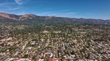 Santa Barbara hava manzaralı. İHA 'dan Santa Barbara sahiline. Santa Barbara sahili sahili. Santa Barbara tepeleri