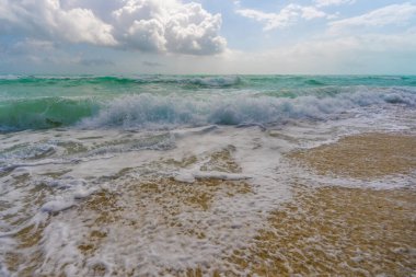 Deniz meltemi ferahlatıcı. Parlak deniz plajı güneş ışığı. Rüya gibi deniz sahili manzarası. Çarpıcı deniz plajı duvar kâğıdı. Huzurlu okyanus inzivası. Okyanus titreşimleri. Köpüklü okyanus suyu. Sakin okyanus atmosferi