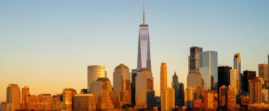 New York 'taki Hudson Nehri üzerinde Manhattan silueti. New York 'ta ikonik kuleleri olan Manhattan silueti. New York 'ta altın saatte Manhattan Panoraması. Manhattan Amerikan şehri ufuk çizgisi