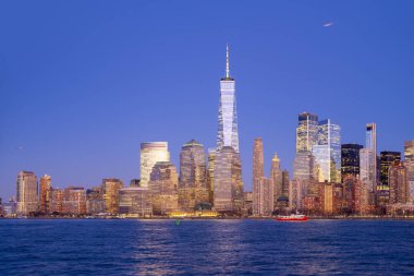 New York 'ta Hudson Nehri' nin karşısındaki Manhattan gökdelenleri