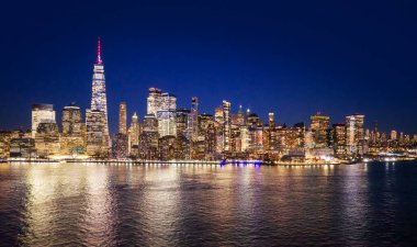 New York City silueti. Manhattan ufuk çizgisi günbatımı manzarası. Panoramik Manhattan şehir manzarası. New York şehri panorama manzarası. Manhattan silueti arka planı. New York panoramik ufuk çizgisi