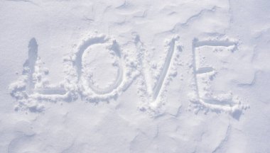 Kar kalbi. Romantik kış sahnesi. Kar aşkı deseni. Karda kalp şeklinde. Kış kalbi geçmişi. Karlı tarlada kar kalbi sembolü