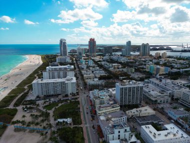 Mavi gökyüzünde bulutlu Miami şehri manzarası. Miami 'nin güney sahili. Miami 'deki gökdelenler, hava manzarası. Florida 'da seyahat hayalleri. Miami şehir manzarası. Güney sahili. Amerika 'da yaz gezisi