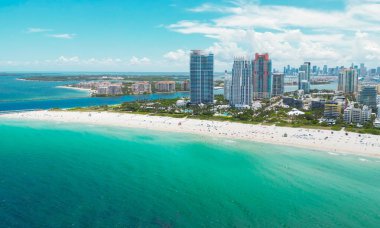 Miami ufuk çizgisinin havadan görünüşü. Miami şehrinin insansız hava aracı görüntüsü. Güney Miami ve okyanus manzarası. Gökdelenleri ve kıyı şeridi olan Miami gökdelenleri