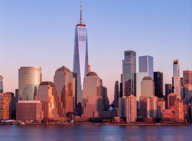 New York 'ta Manhattan alacakaranlık panoraması. New York 'ta alacakaranlıkta aşağı Manhattan siluetinin panoramik görüntüsü. Manhattan 'ın panoramik gökdelenleri New York üzerinde alacakaranlıkta yükseliyor