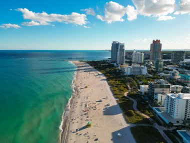 Mavi gökyüzünde bulutlu Miami manzarası. Miami 'nin güney sahili. Miami 'deki gökdelenler, hava manzarası. Florida 'da seyahat hayalleri. Miami şehir manzarası