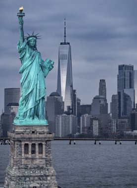 New York City silueti simgesel manzarası ve Özgürlük Anıtı. Amerikan oyları ve demokrasisi. Manhattan gökdelenleri Özgürlük Anıtı yakınlarında. New York silueti, Özgürlük Heykeli olan Amerikan şehri.