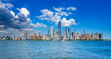 New York 'un ikonik şehir manzarası. Hudson 'ın yukarısındaki New York kuleleri. New York gökdelenleri gökyüzüne karşı. Meşhur New York Panoraması. Klasik New York şehir manzarası panoramik görünümü