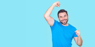 Kazanan. Başarılı bir adam kollarını kaldırdı. Kollarını kaldırıp başarıyı kutlayan heyecanlı adam. Kutlama yapan adam kazanır. Başarı. Heyecanlı kazanan. Kollarını kaldırarak kazanan jest. Adam başarı için bağırıyor.