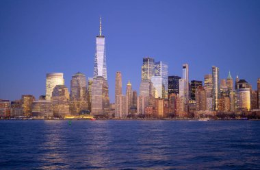 Manhattan gökyüzü alacakaranlıkta parlıyordu. Şehir merkezindeki kuleleri olan New York silueti. New York şehrinin ufuk çizgisi bir seyahat yeri olarak. Manhattan gökdelenleri şehir ufkunu oluşturuyor. NYC gökyüzü manzarası