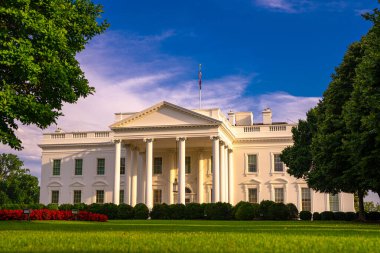 Beyaz Saray, ABD 'nin konik sembolüdür. Washington 'daki Beyaz Saray. Amerikan başkanlık konutu. Yazın Beyaz Saray 'da. Beyaz Saray ulusal semboldür. Siyasi hükümet binası