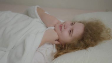 Çocuk uyuyan yüzünü kapat. Çocuk evde huzur içinde uyur. Çocuk rahat bir yatakta uyuyor. Çocuk rahat uyku zamanı.