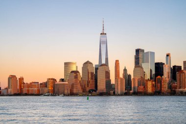 New York 'ta mavi tonlu Manhattan gökdelenleri. New York 'ta Manhattan şehri fotoğrafçılığı. New York 'ta şehir kuleleri olan Manhattan panoraması