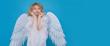 Şirin melek çocuk, stüdyo resmi. Sarışın, kıvırcık, melek kanatlı, soyutlanmış bir çocuk. Sancak tasarımı, poster şablonu