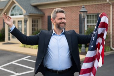 Bir emlakçı mutlu bir ev sahibinin anahtarını verir. Emlakçı bir apartman dairesini inceliyor. Ajan, emlak finansmanını açıklıyor. Bir emlak komisyoncusu güvenli bir şekilde konut binasının önünde duruyor.