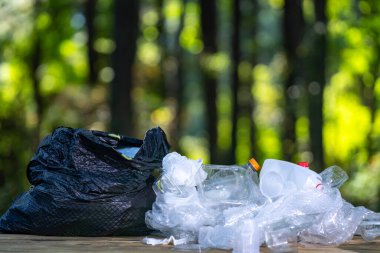 Çöp, ormanları kirletir. Plastik çevre kirliliği. Atık, vahşi yaşam ortamlarına zarar verir.