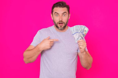 Yüz dolarlık banknotu olan adam. Amerikan banknotları. Bir sürü 100 dolarlık banknot tutan adam. Kolay para. Kara para. Ödeme günü ve ödeme konsepti. Para kazan. İş adamı başarılı anlaşma