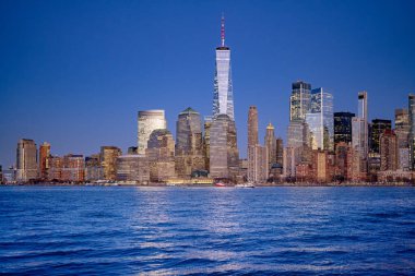 Meşhur silueti olan bir Amerikan şehri. New York Skyline şehir merkezi. Ufuktaki Manhattan gökdelenleri. Mavi tonlu New York silueti. New York Şehri Şehir Fotoğrafçılığı