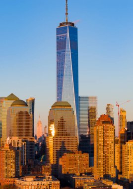 New York City 'nin panoramik manzarası Manhattan' a odaklandı. New York 'ta Manhattan silueti ve alacakaranlıkta Tower. NYC Manhattan şehir manzarası alacakaranlıkta