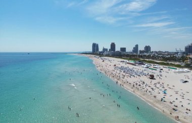 Mavi gökyüzünde Miami Plajı. Skyline hava görüntüsü. Miami şehri. Tropik Miami sahili. Miami bölgesi gökyüzü manzarası. Meşhur okyanus kıyısında. Panoramik kıyı şeridi. Güney sahili manzarası