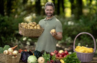 Bir sepet dolusu taze patates ve havuçla olgun bir çiftçi. Organik havuç, brokoli, biber ve domates hasat eden bir işçi. Yaz hasadı sırasında taze kabak ve kavun toplayan bir adam.
