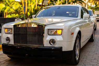 3 Nisan 2025. Miami mi? Rolls Royce lüks araba. Sokaktaki hayalet Rolls Royce. Özel lüks otomobil. Rolls Royce V12 motoru. Klasik Rolls Royce araba tasarımı.