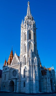 Budapeşte 'de sabah ışığı altında yüksek kuleli Gotik Matthias Kilisesi. Budapeşte Macaristan 'ın tarihi simgesi. Budapeşte 'deki ortaçağ katedrali. Buda Kalesi bölgesinde ünlü bir turizm merkezi.