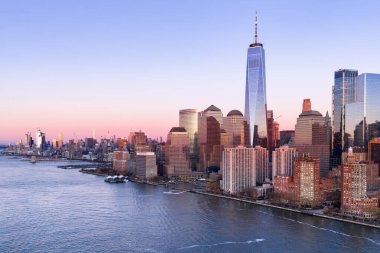 New York 'ta alacakaranlıkta aşağı Manhattan hava panoramik manzarası. Günbatımında New York 'un Manhattan panoramik silueti. New York 'ta alacakaranlıkta aşağı Manhattan panoramik silueti