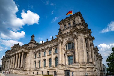 Reichstag binasının yan görüntüsü. Berlin 'deki tarihi Reichstag mimarisi. Almanya 'nın Reichstag siyasi sembolü. Alman bayrağı Reichstag 'ın üzerinde