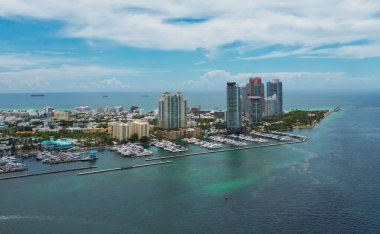 Lüks gökdelenleri ve okyanusları olan Miami şehri. Miamis 'in ünlü siluetinin panoramik drone görüntüsü. Yukarıdan Miami Sahili. Miami silueti tepeden. Miami, Florida 'nın havadan manzarası