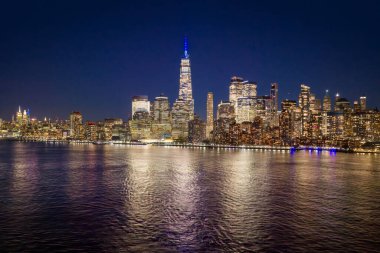 New York City silueti. Manhattan gökdelenleri günbatımı manzarası. Panoramik Manhattan şehir manzarası. New York şehri panorama manzarası. Manhattan silueti arka planı. New York panoramik ufuk çizgisi