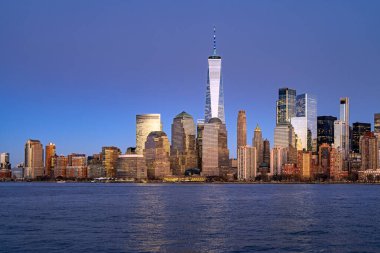 New York 'ta ünlü gökdelenleri olan Manhattan Amerikan şehri. New York 'un merkezindeki Manhattan gökdelenleri. New York 'ta ufukta Manhattan gökdelenleri görünüyor.