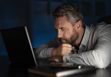 Gece geç saatlere kadar gece bilgisayarında çalışan yorgun işadamı. Baş ağrısı olan çok çalışan bir yönetici. Son teslim tarihinde stresli çalışan. Serbest kariyer problemleri. Ofis çalışanı