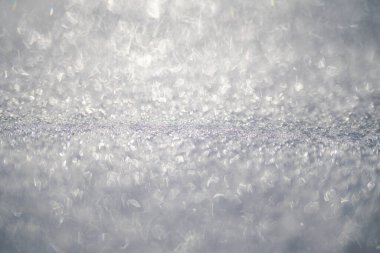 Beyaz kar ve buzla kaplı kış yüzeyi. Donmuş arkaplan ve kar dokusu. Buz gibi karlı yüzey. Buz ve buzla kaplı yerde kar