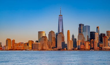 New York şehrinin ufuk çizgisi geniş afişi. Camdan kuleleri olan Manhattan silueti. New York 'un gökyüzü manzarası. New York Panorama Şehri. Manhattan gökyüzü alacakaranlıkta parlıyordu. Şehir merkezindeki kuleleri olan NYC