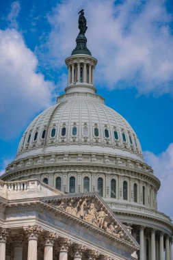 Washington 'daki Birleşik Devletler Kongre Binası. Mavi gökyüzünün altında Amerikan Kongre Binası simgesi. Bahar ağaçlı Capitol Hill mimarisi. Demokrasinin Meclis sembolü