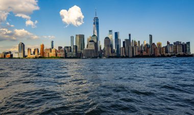 New York 'taki Manhattan silueti. New York 'un ikonik şehir manzarası. Hudson 'ın yukarısındaki New York kuleleri. New York gökdelenleri gökyüzüne karşı. Meşhur New York Panoraması
