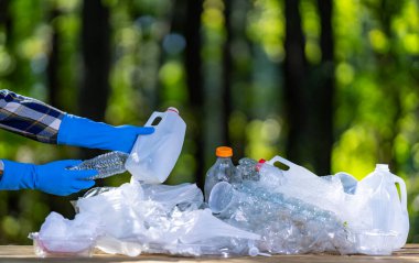 Çöp öğütücü ekosistemlerin yenilenmesine yardımcı oluyor. Plastik çöp toplama bir fark yaratır. Çöp temizleme konsepti. Gönüllüler ve çöp atıklarının geri dönüşümü kirliliği azaltıyor