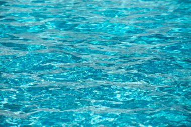 Yüzme havuzunda mavi yırtık su, su havuzu dokusu ve yüzey suyu.