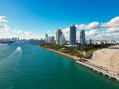Ufuk çizgisi olan Miami Plajı hava aracı görüntüsü. Miami tepeden. Miamis 'in ünlü simgeleri. Gökdelenleri olan South Pointe plajı. Miami şehri panoraması. Miami Sahili 'nin okyanus manzarası