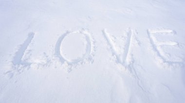 Kış kalbi. Karda aşk işareti. Karlı kalp. Karla şekillendirilmiş aşk. Kış bayrağı için kar kalbi tasarımı
