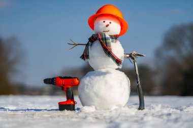 Kardan adam ilanında kışlık hırdavat malzemeleri gösteriliyor. Kışın hırdavatçı dükkanında. Şirin kardan adam mevsimlik hırdavat reklamı yapıyor.