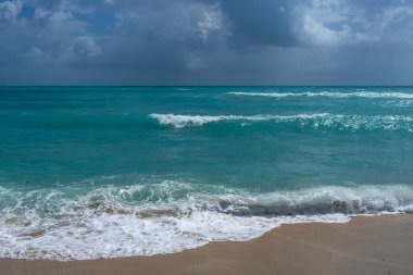 Turkuaz deniz kıyısı gölü. Güneşli sahil kıyısı. Huzurlu deniz sahili kaçışı. Dalgalı hareket. Manzaralı deniz manzarası